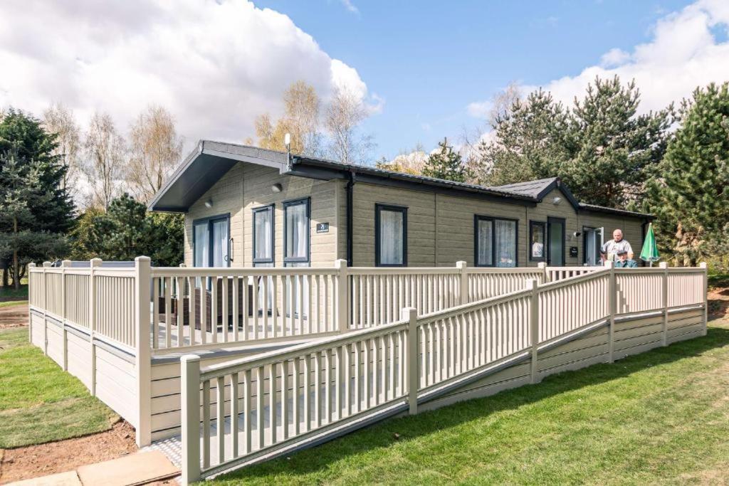 Ashworth Lodge With Hot Tub Barmby on the Moor Rom bilde
